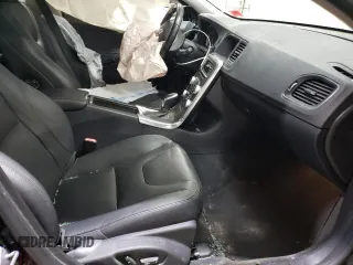 2015 Volvo S60 T5 Premier z VIN YV1612TK1F2332441, wystawiony jako Copart lot #89086705 z przebiegiem Nie podano mil oraz Szkoda całkowita • Salvage title. Historia ofert i sprzedaży dostępna na DreamBid. Obrazek 7.