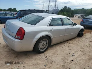 2005 Chrysler 300 300 z VIN 2C3JA43R25H544980, wystawiony jako Copart lot #55943375 z przebiegiem 67 298 mil mil oraz Szkoda całkowita • Salvage title. Historia ofert i sprzedaży dostępna na DreamBid. Obrazek 3.
