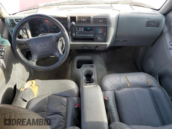 1996 Chevrolet Blazer z VIN 1GNCS13W7T2150216, wystawiony jako Copart lot #54006685 z przebiegiem 1 518 487 mil mil oraz Szkoda całkowita • Salvage title. Historia ofert i sprzedaży dostępna na DreamBid. Obrazek 8.