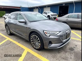 2019 Audi e-tron Prestige z VIN WA1VABGE0KB011XXX, wystawiony jako Copart lot #58495745 z przebiegiem 66 764 mil mil oraz Tytuł czysty. Historia ofert i sprzedaży dostępna na DreamBid. Obrazek 1.