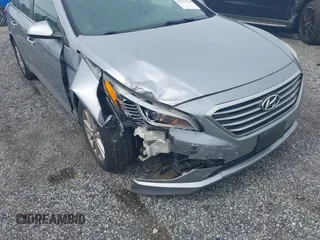 2016 Hyundai Sonata SE z VIN 5NPE24AF8GH334395, wystawiony jako IAAI lot #42333326 z przebiegiem 130 429 mil mil oraz . Historia ofert i sprzedaży dostępna na DreamBid. Obrazek 6.