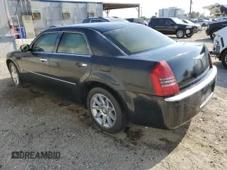 2005 Chrysler 300 C z VIN 2C3JA63H55H520689, wystawiony jako Copart lot #58623655 z przebiegiem 92 513 mil mil oraz Czysty tytuł • Clean title. Historia ofert i sprzedaży dostępna na DreamBid. Obrazek 2.