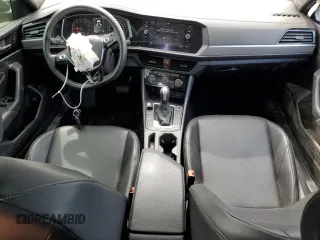 2020 Volkswagen Jetta SEL z VIN 3VWEB7BU8LM022755, wystawiony jako Copart lot #57649805 z przebiegiem 197 576 mil mil oraz Czysty tytuł • Clean title. Historia ofert i sprzedaży dostępna na DreamBid. Obrazek 8.