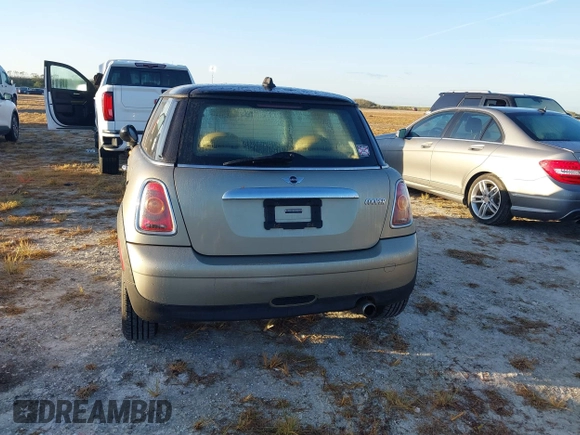 2007 MINI Hardtop with VIN WMWMF33587TU60750, listed as a IAAI auction lot 40640995 with Not Provided miles and . Bid and sale history available at DreamBid. Image 16.