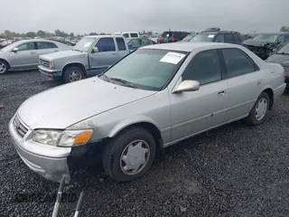 2000 Toyota Camry CE z VIN 4T1BG22KXYU690984, wystawiony jako IAAI lot #42222118 z przebiegiem 292 017 mil mil oraz . Historia ofert i sprzedaży dostępna na DreamBid. Obrazek 2.