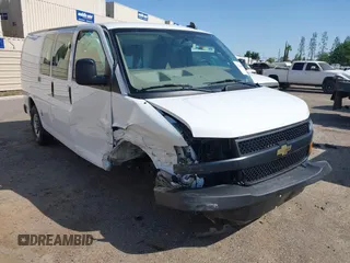 2023 Chevrolet Express Cargo z VIN 1GCWGAFP2P1109998, wystawiony jako IAAI lot #42328435 z przebiegiem 5 258 mil mil oraz . Historia ofert i sprzedaży dostępna na DreamBid. Obrazek 1.