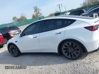 2021 Tesla Model Y Performance z VIN 5YJYGDEFXMF240246, wystawiony jako IAAI lot #42042951 z przebiegiem 76 139 mil mil oraz . Historia ofert i sprzedaży dostępna na DreamBid. Obrazek 14.