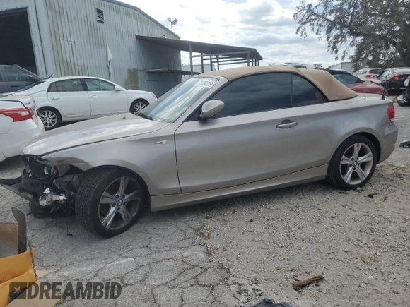 2009 BMW 1 Series 128i z VIN WBAUL73539VJ76952, wystawiony jako Copart lot #76992254 z przebiegiem Nie podano mil oraz Szkody całkowita. Historia ofert i sprzedaży dostępna na DreamBid. Obrazek 1.