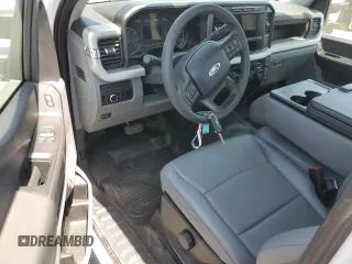2024 Ford F-250 XL z VIN 1FTBF2BAXREC40360, wystawiony jako Copart lot #53801415 z przebiegiem Nie podano mil oraz Szkoda całkowita • Salvage title. Historia ofert i sprzedaży dostępna na DreamBid. Obrazek 8.