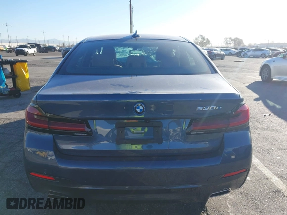 2023 BMW 5 Series 530e z VIN WBA13AG02PCM95685, wystawiony jako IAAI lot #41403195 z przebiegiem Nie podano mil oraz . Historia ofert i sprzedaży dostępna na DreamBid. Obrazek 16.