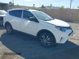 2017 Toyota RAV4 LE z VIN JTMZFREV0HJ102435, wystawiony jako IAAI lot #42098960 z przebiegiem 35 284 mil mil oraz . Historia ofert i sprzedaży dostępna na DreamBid. Obrazek 1.