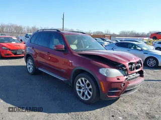 2011 BMW X5 35i with VIN 5UXZV4C52BL413125, listed as a IAAI auction lot 41697824 with 136,828 mi miles. Bid and sale history available at carsss.com. Image 1.