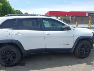 2016 Jeep Cherokee Trailhawk z VIN 1C4PJMBS7GW109189, wystawiony jako IAAI lot #42219470 z przebiegiem 115 197 mil mil oraz . Historia ofert i sprzedaży dostępna na DreamBid. Obrazek 12.