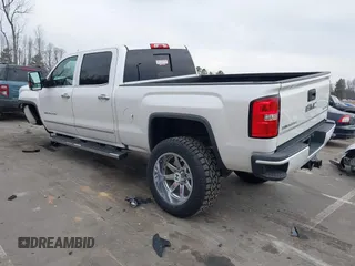 2018 GMC Sierra 2500HD Denali z VIN 1GT12UEY3JF229968, wystawiony jako IAAI lot #41679262 z przebiegiem 126 946 mil mil oraz . Historia ofert i sprzedaży dostępna na DreamBid. Obrazek 3.