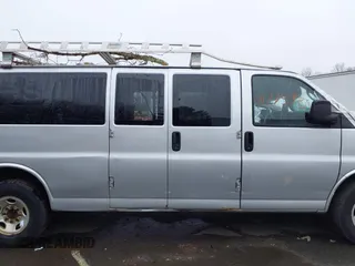 2014 Chevrolet Express Passenger LT z VIN 1GAZG1FG4E1123310, wystawiony jako IAAI lot #41775930 z przebiegiem 199 807 mil mil oraz . Historia ofert i sprzedaży dostępna na DreamBid. Obrazek 12.