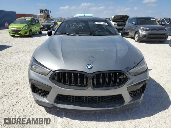 2024 BMW M8 Competition z VIN WBSGV0C02RCN81436, wystawiony jako Copart lot #76872664 z przebiegiem Nie podano mil oraz Nie do naprawy • Non repairable. Historia ofert i sprzedaży dostępna na DreamBid. Obrazek 5.
