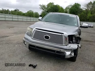 2013 Toyota Tundra Limited z VIN 5TFFY5F18DX136180, wystawiony jako Copart lot #51525745 z przebiegiem Nie podano mil oraz Szkoda całkowita • Salvage title. Historia ofert i sprzedaży dostępna na DreamBid. Obrazek 10.