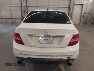 2012 Mercedes-Benz C 300 Sport z VIN WDDGF8BB4CA617822, wystawiony jako IAAI lot #41969593 z przebiegiem 188 670 mil mil oraz . Historia ofert i sprzedaży dostępna na DreamBid. Obrazek 17.