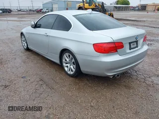 2011 BMW 3 Series 328i с VIN WBAKE3C50BE557626, выставлен на аукционе IAAI как лот 42187609 с пробегом 126 037 миль миль и . История ставок и продаж доступна на DreamBid. Изображение 3.