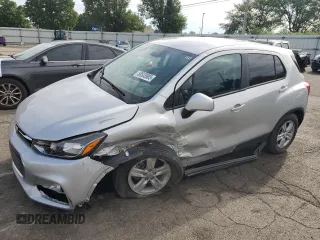 2021 Chevrolet Trax LS z VIN KL7CJKSB1MB312145, wystawiony jako Copart lot #58533905 z przebiegiem 65 502 mil mil oraz Szkoda całkowita • Salvage title. Historia ofert i sprzedaży dostępna na DreamBid. Obrazek 1.