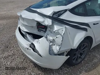 2022 Tesla Model 3 Long Range z VIN 5YJ3E1EB4NF165427, wystawiony jako IAAI lot #42290413 z przebiegiem 73 493 mil mil oraz . Historia ofert i sprzedaży dostępna na DreamBid. Obrazek 19.