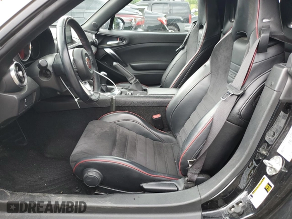 2018 FIAT 124 Spider Abarth z VIN JC1NFAEK6J0135812, wystawiony jako Copart lot #61188194 z przebiegiem 36 852 mil mil oraz Szkoda całkowita • Salvage title. Historia ofert i sprzedaży dostępna na DreamBid. Obrazek 11.