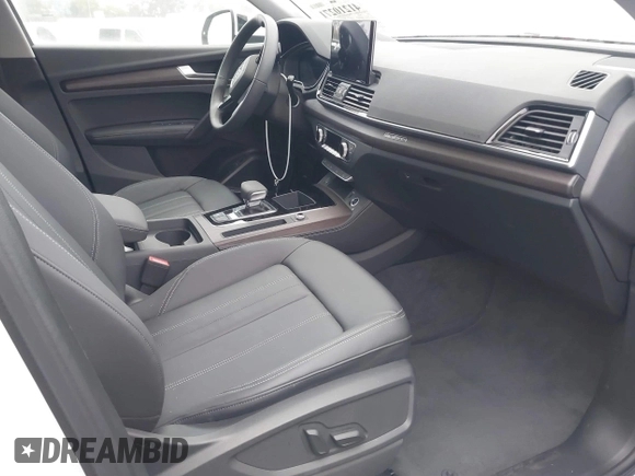 2024 Audi Q5 Premium Plus z VIN WA1BBAFY9R2044435, wystawiony jako IAAI lot #41210271 z przebiegiem 8 906 mil mil oraz . Historia ofert i sprzedaży dostępna na DreamBid. Obrazek 5.