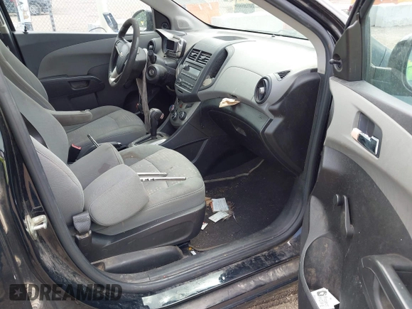 2012 Chevrolet Sonic LS z VIN 1G1JA5SH8C4218047, wystawiony jako IAAI lot #42338548 z przebiegiem 97 348 mil mil oraz . Historia ofert i sprzedaży dostępna na DreamBid. Obrazek 5.
