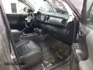 2022 Toyota Tacoma SR z VIN 3TYSX5EN1NT014066, wystawiony jako IAAI lot #41509622 z przebiegiem 32 638 mil mil oraz . Historia ofert i sprzedaży dostępna na DreamBid. Obrazek 5.