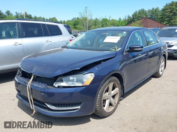 2013 Volkswagen Passat SE z VIN 1VWBP7A37DC111202, wystawiony jako IAAI lot #42395659 z przebiegiem 138 783 mil mil oraz . Historia ofert i sprzedaży dostępna na DreamBid. Obrazek 2.