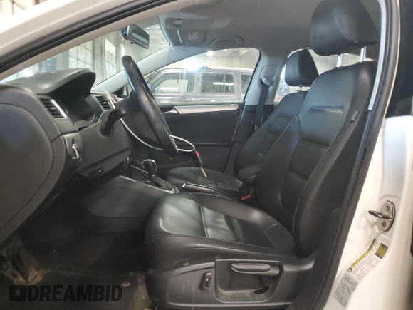 2013 Volkswagen Jetta SE z VIN 3VWDX7AJ2DM367401, wystawiony jako Copart lot #46094035 z przebiegiem 171 895 mil mil oraz Nie do naprawy • Non repairable. Historia ofert i sprzedaży dostępna na DreamBid. Obrazek 7.