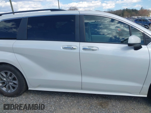 2022 Toyota Sienna XLE with VIN 5TDYRKEC6NS096521, listed as a IAAI auction lot 41882669 with 52,500 mi miles. Bid and sale history available at carsss.com. Image 14.
