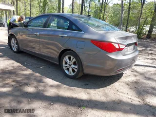 2013 Hyundai Sonata SE with VIN 5NPEC4AC1DH615985, listed as a IAAI auction lot 42070601 with 136,435 mi miles. Bid and sale history available at carsss.com. Image 3.
