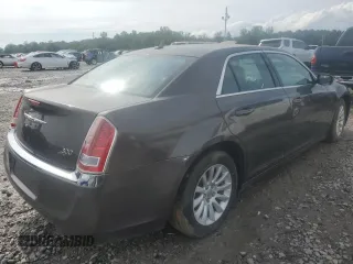 2013 Chrysler 300 z VIN 2C3CCAAG0DH589174, wystawiony jako Copart lot #59053955 z przebiegiem 182 591 mil mil oraz Tytuł czysty. Historia ofert i sprzedaży dostępna na DreamBid. Obrazek 3.