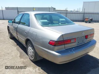 1998 Toyota Camry LE z VIN 4T1BG22K8WU216321, wystawiony jako IAAI lot #42316977 z przebiegiem 227 166 mil mil oraz . Historia ofert i sprzedaży dostępna na DreamBid. Obrazek 3.