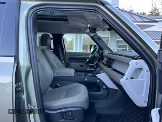 2021 Land Rover Defender SE z VIN SALEP7RU0M2046639, wystawiony jako Copart lot #82098914 z przebiegiem 55 064 mil mil oraz Czysty tytuł • Clean title. Historia ofert i sprzedaży dostępna na DreamBid. Obrazek 5.