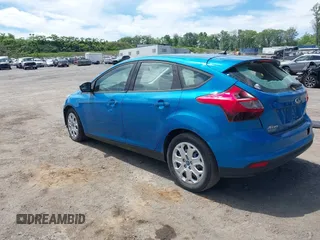 2012 Ford Focus SE z VIN 1FAHP3K29CL230126, wystawiony jako IAAI lot #42306310 z przebiegiem 143 981 mil mil oraz . Historia ofert i sprzedaży dostępna na DreamBid. Obrazek 3.