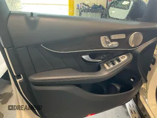 2021 Mercedes-Benz GLC 300 z VIN W1N0G8EB1MV300510, wystawiony jako IAAI lot #41970630 z przebiegiem 40 722 mil mil oraz . Historia ofert i sprzedaży dostępna na DreamBid. Obrazek 12.