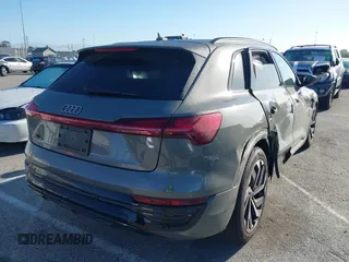 2024 Audi Q8 e-tron z VIN WA15ABGE8RB055999, wystawiony jako IAAI lot #41759410 z przebiegiem 8 972 mil mil oraz . Historia ofert i sprzedaży dostępna na DreamBid. Obrazek 4.