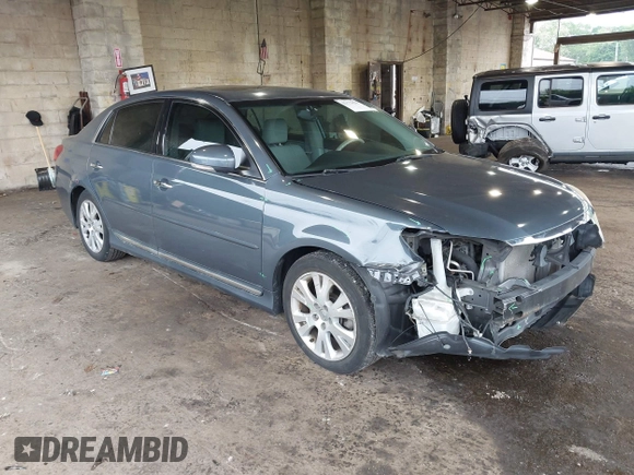 2012 Toyota Avalon z VIN 4T1BK3DB5CU457105, wystawiony jako IAAI lot #42375828 z przebiegiem 121 961 mil mil oraz . Historia ofert i sprzedaży dostępna na DreamBid. Obrazek 1.