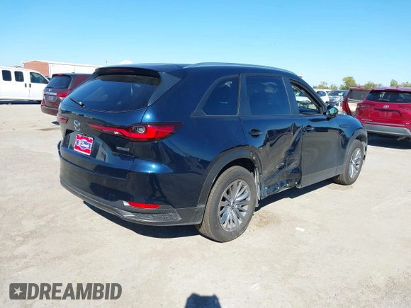 2024 Mazda CX-90 Select z VIN JM3KKAHDXR1170154, wystawiony jako IAAI lot #40852871 z przebiegiem 4 498 mil mil oraz . Historia ofert i sprzedaży dostępna na DreamBid. Obrazek 4.
