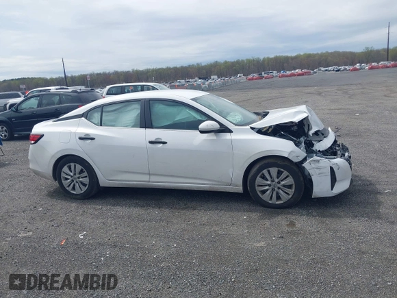 2024 Nissan Sentra S z VIN 3N1AB8BV4RY272627, wystawiony jako IAAI lot #41966596 z przebiegiem 32 827 mil mil oraz . Historia ofert i sprzedaży dostępna na DreamBid. Obrazek 14.