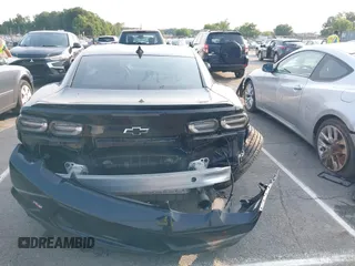 2020 Chevrolet Camaro 1LT z VIN 1G1FB1RS6L0103886, wystawiony jako IAAI lot #42402884 z przebiegiem 61 304 mil mil oraz . Historia ofert i sprzedaży dostępna na DreamBid. Obrazek 16.