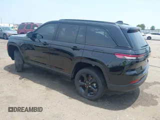 2023 Jeep Grand Cherokee Laredo z VIN 1C4RJGAG7PC648078, wystawiony jako IAAI lot #42474047 z przebiegiem 25 663 mil mil oraz . Historia ofert i sprzedaży dostępna na DreamBid. Obrazek 3.