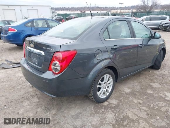 2012 Chevrolet Sonic LT z VIN 1G1JC5SH0C4173373, wystawiony jako IAAI lot #41628285 z przebiegiem 113 561 mil mil oraz . Historia ofert i sprzedaży dostępna na DreamBid. Obrazek 4.