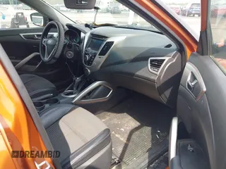 2013 Hyundai Veloster w/Black Int z VIN KMHTC6AD4DU169568, wystawiony jako IAAI lot #42483730 z przebiegiem 214 625 mil mil oraz . Historia ofert i sprzedaży dostępna na DreamBid. Obrazek 5.
