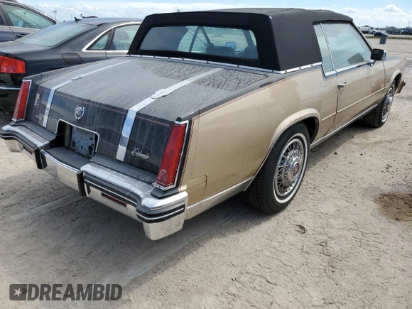 1985 Cadillac Eldorado z VIN 1G6EL578XFE614641, wystawiony jako Copart lot #75663984 z przebiegiem 54 128 mil mil oraz Szkody całkowita. Historia ofert i sprzedaży dostępna na DreamBid. Obrazek 3.