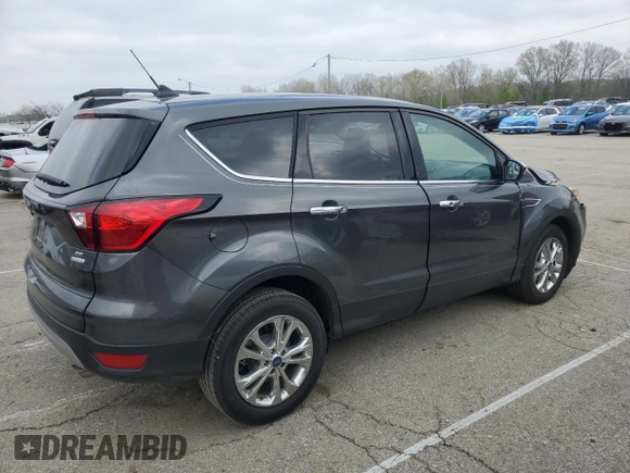 2019 Ford Escape SE z VIN 1FMCU0GD6KUB85270, wystawiony jako Copart lot #52893685 z przebiegiem 7 296 mil mil oraz Szkoda całkowita • Salvage title. Historia ofert i sprzedaży dostępna na DreamBid. Obrazek 3.