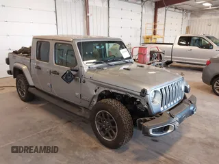 2021 Jeep Gladiator High Altitude z VIN 1C6HJTFG1ML556741, wystawiony jako IAAI lot #42240680 z przebiegiem 47 926 mil mil oraz . Historia ofert i sprzedaży dostępna na DreamBid. Obrazek 1.