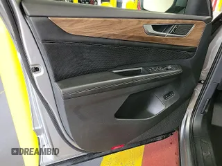 2024 Volkswagen Atlas SE z VIN 1V2HR2CA9RC558223, wystawiony jako IAAI lot #42785440 z przebiegiem 22 426 mil mil oraz . Historia ofert i sprzedaży dostępna na DreamBid. Obrazek 16.